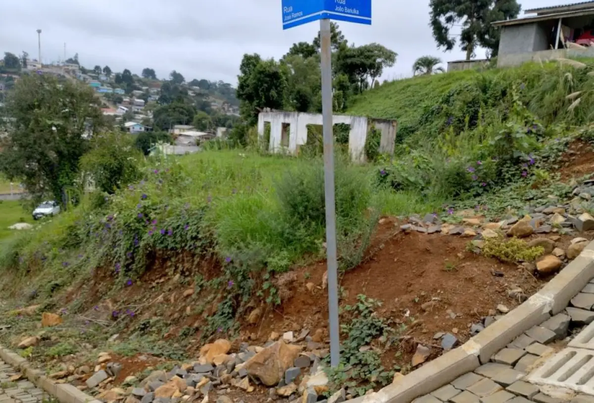 LOTE 001 - MEAÇÃO CORRESPONDENTE A MARIO VEZARO (ISTO É 50% DO TERRENO DE 900,00 M² NA ESQUINA DAS RUAS JOSÉ RAMOS COM JOÃO BARILKA, EM CALMON/SC