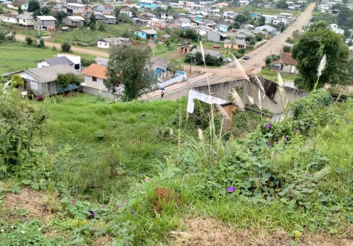 LOTE 001 - MEAÇÃO CORRESPONDENTE A MARIO VEZARO (ISTO É 50% DO TERRENO DE 900,00 M² NA ESQUINA DAS RUAS JOSÉ RAMOS COM JOÃO BARILKA, EM CALMON/SC