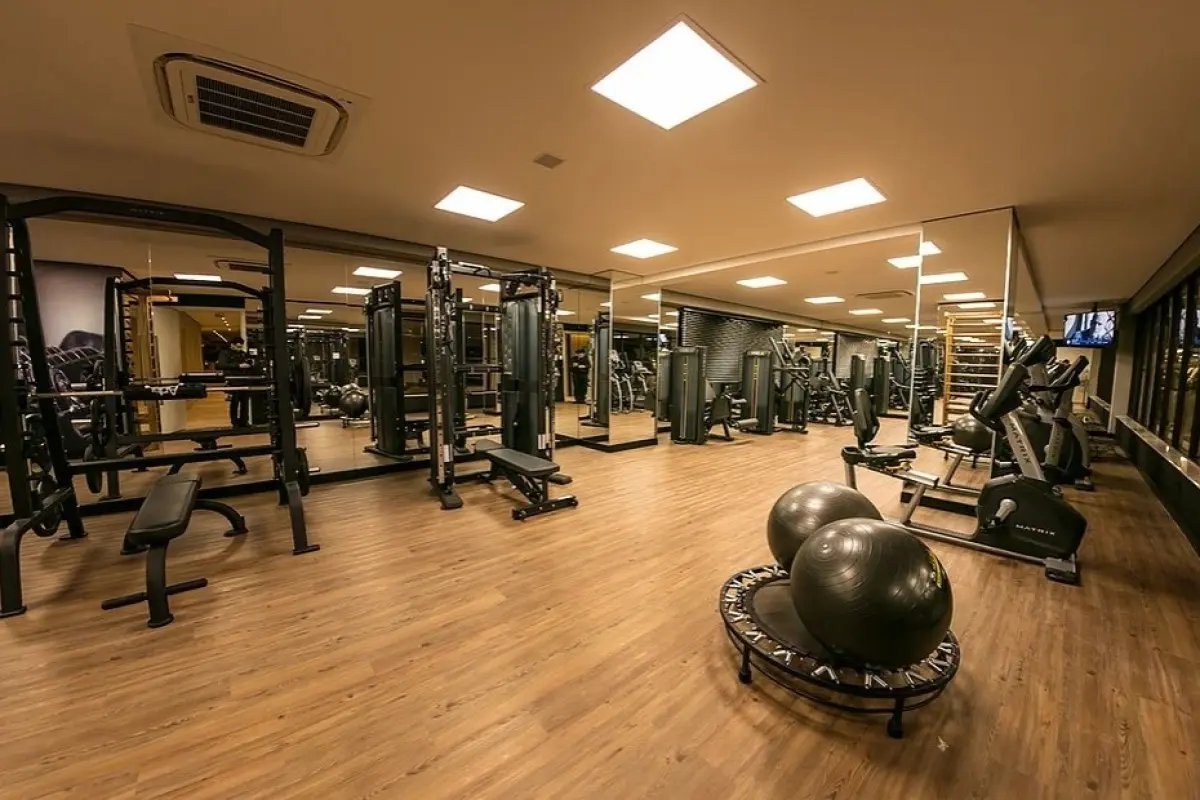 LOTE 0002 - Apartamento de n°1112, 11º pavimento, do Residencial Plaza Monet e suas garagens