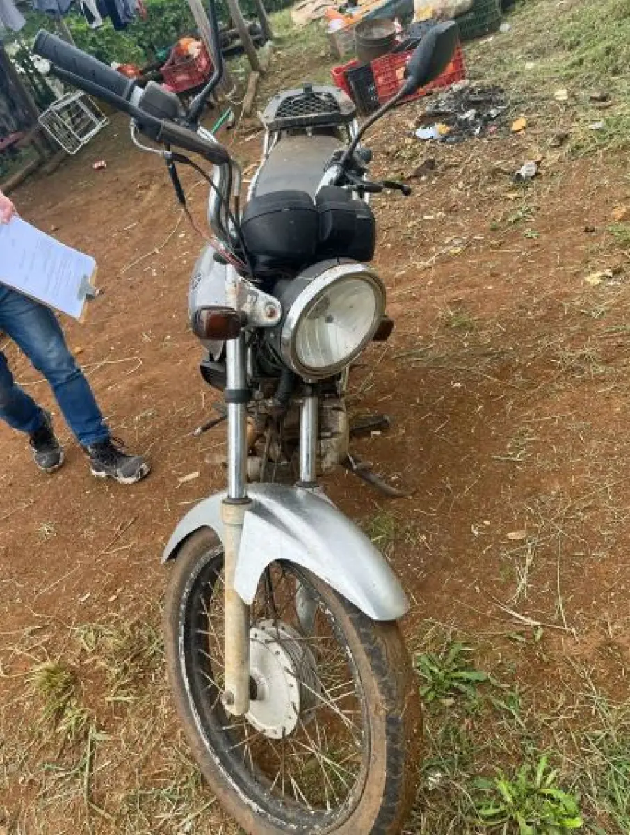 LOTE 001 - Motocicleta Yamaha YBR 125E/ 2004/2004, cor prata/ placas MDN1F09, Renavam n. 00840167377,