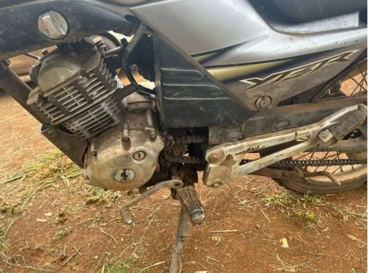 LOTE 001 - Motocicleta Yamaha YBR 125E/ 2004/2004, cor prata/ placas MDN1F09, Renavam n. 00840167377,