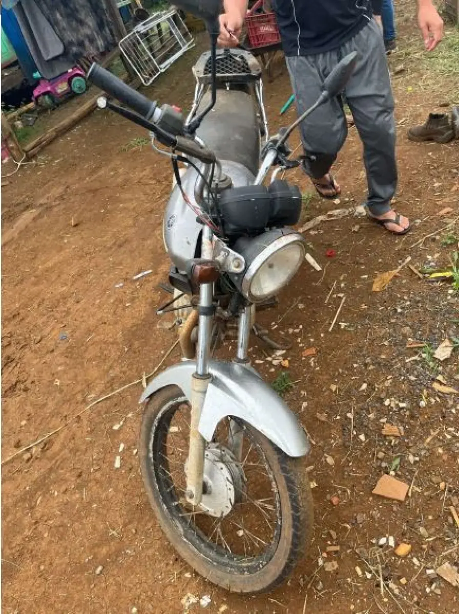 LOTE 001 - Motocicleta Yamaha YBR 125E/ 2004/2004, cor prata/ placas MDN1F09, Renavam n. 00840167377,