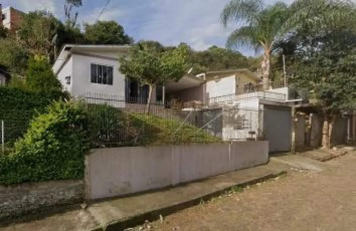 LOTE 008 - casa na Rua Ana Strezeleski, 34, -, Petit Vilage, em Erechim/RS