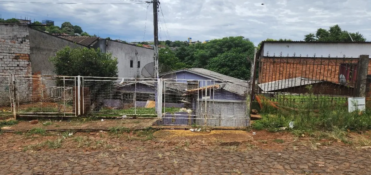 LOTE 010 - Casa na  Rua Estevão T. Resende e Rua Lourenço Schwab, N°66,  Petit Vilage, em Erechim / RS