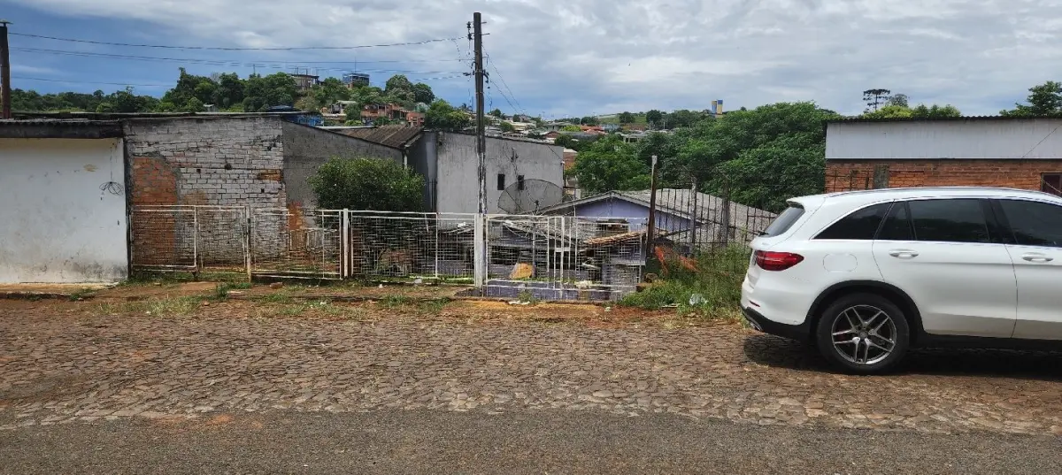 LOTE 010 - Casa na  Rua Estevão T. Resende e Rua Lourenço Schwab, N°66,  Petit Vilage, em Erechim / RS