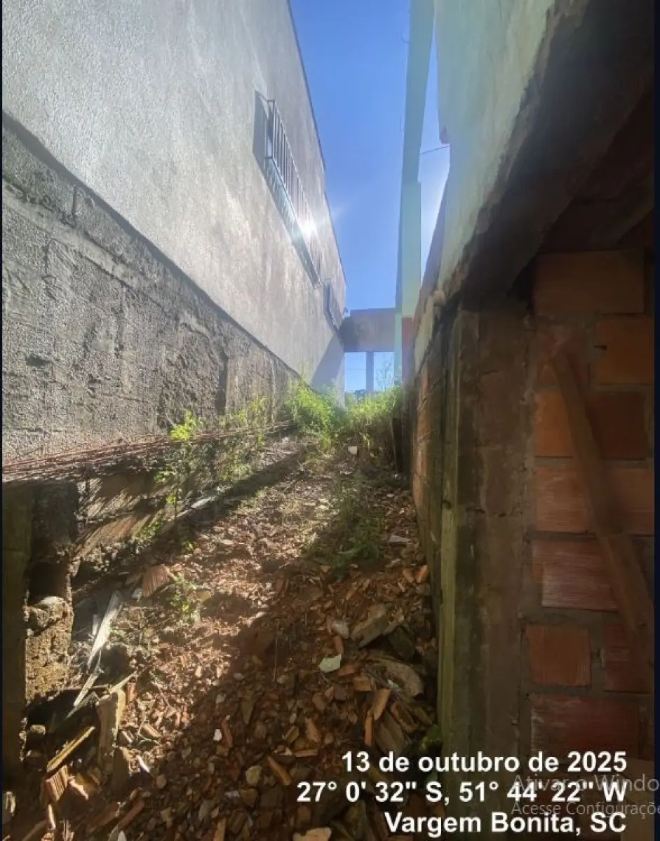 LOTE 002 - Terreno de 300 m², com construção inacabada, na Rua dos Crisantemos, S/Nº, Bairro Centro, em Vargem Bonita/SC,