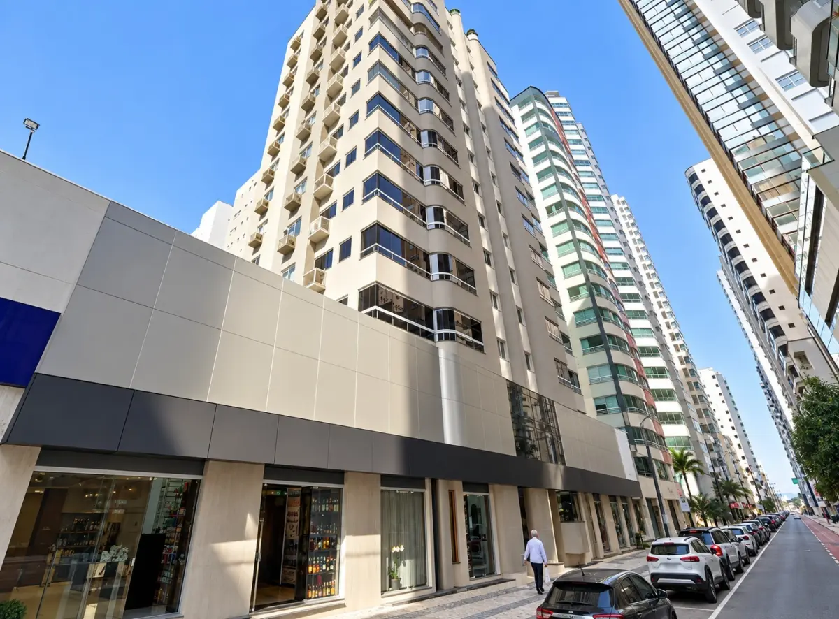 LOTE 001 - Apartamento com 3 vagas de garagem em Balneário Camboriú/SC.