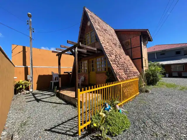 Leilão  Vara da Fazenda Pública, Acidentes do Trab. e Registros Púb. de Jaraguá do Sul- 1 ª Praça- Chalé em Piçarras