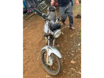 LOTE 001 - Motocicleta Yamaha YBR 125E/ 2004/2004, cor prata/ placas MDN1F09, Renavam n. 00840167377,