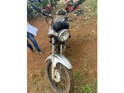 LOTE 001 - Motocicleta Yamaha YBR 125E/ 2004/2004, cor prata/ placas MDN1F09, Renavam n. 00840167377,