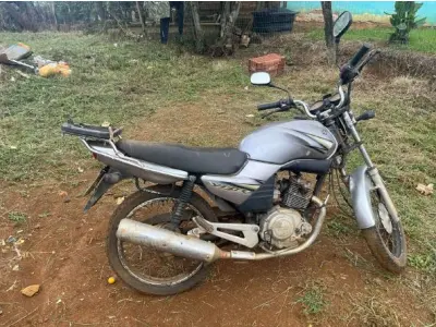 LOTE 001 - Motocicleta Yamaha YBR 125E/ 2004/2004, cor prata/ placas MDN1F09, Renavam n. 00840167377,